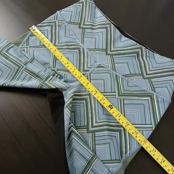 Victoria Sport VSX Knockout Capri Leggings M geometric color block activewear - Picture 8 of 12